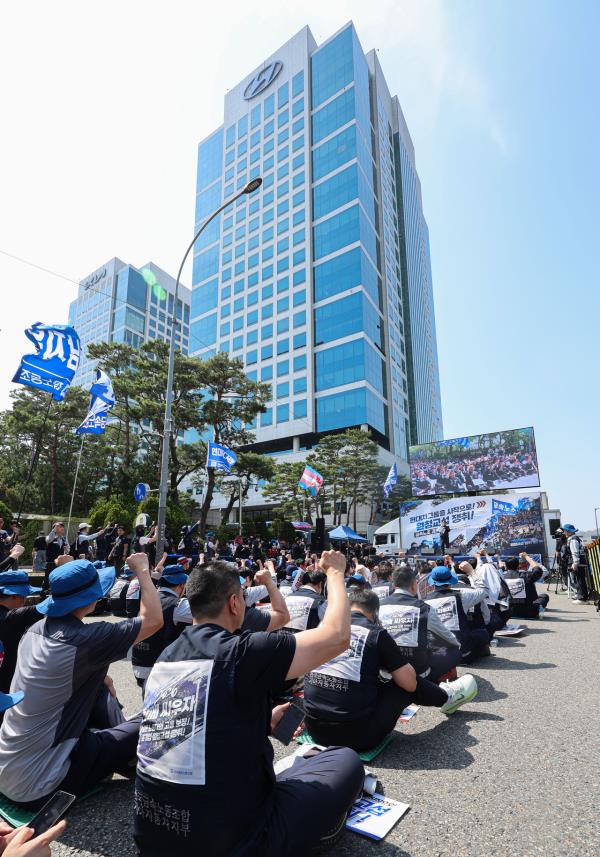 Labor union members hold a rally near Hyundai Motor Group's headquarters in Seoul on Wednesday. (Newsis)