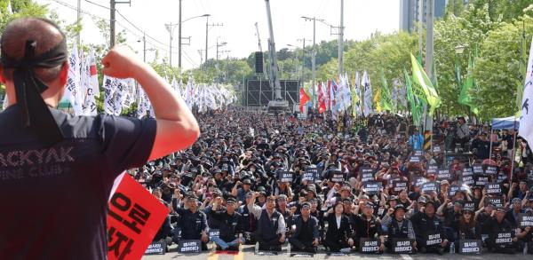 Cargo Truckers Solidarity members hold a rally in front of a BRF Retail logistics center in Jinju, South Gyeongsang Province, on April 25.(Yonhap News)