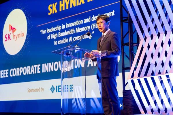 Ahn Hyun, chief development officer of SK hynix, delivers an acceptance speech after receiving the Corporate Innovation Award at the 2026 IEEE Honors Ceremony in New York, Friday. (SK hynix)