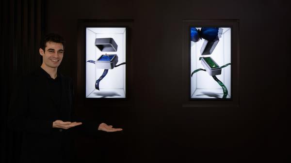 Samsung Electronics' new 32-inch version of Spatial Signage is showcased, Tuesday. (Samsung Electronics)